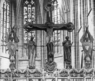 Halberstadt, Dom St. Stephanus und St. Sixtus, Chor, Triumphkreuzgruppe, zuseiten des Gekreuzigten Maria, Johannes und zwei Seraphim