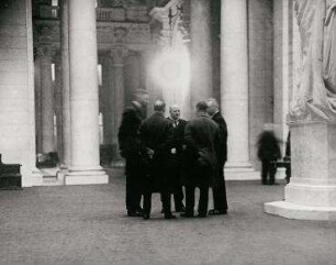 Gustav Stresemann im Wandelgang des Reichstages