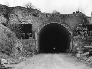 Lämmerbuckeltunnel, km 151,181 1940 gebautes Stuttgarter Portal, Vor Arbeitsbeginn 1956. Mit dem Bau des Tunnels wurde Ende 1937 begonnen. Mitte 1938 durchgebrochen. Arbeiten 1941 eingestellt. 1948/49 restliche Rohbauarbeiten. Fertigstellung 1957.