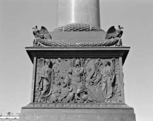 Alexandersäule — Personifikationen von Frieden und Rechtsprechung