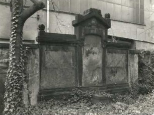 Dresden-Neustadt. Innerer Neustädter Friedhof. Wandgrabmal der Barone von Apel. Sandstein. um 1900