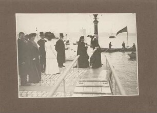 Großherzogin Luise spricht mit Kaiserin Auguste Viktoria (?)