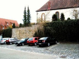 Ansicht von Süden im Südwesten mit Langhaus (im Kern Romanisch - Jahr 1600 erweitert und 1804 renoviert) über Kirchhofmauer (Wehrgang abgetragen)