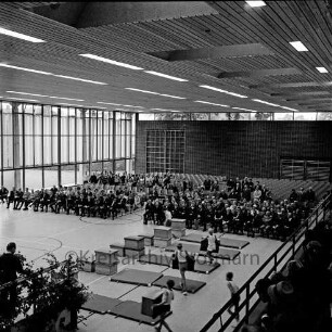 Stormarnhalle: Einweihung: Turnvorführungen, im Hintergrund Gäste