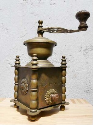 Kaffeemühle aus Messing mit seitlichen Rundsäulen
