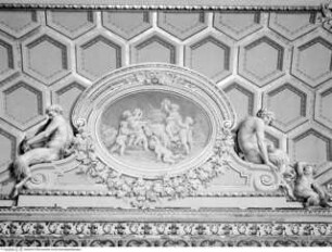 Gewölbeausmalung, Ovalbild rechts des Mittelfeldes: Putten beim Bocciaspiel; ein maskierter Putto erschreckt die anderen Putti