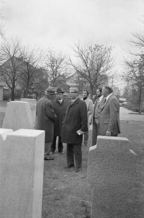 Landesverbandstag der baden-württembergischen Steinmetze in Karlsruhe mit Grabmalschau am Eingang zum Hauptfriedhof