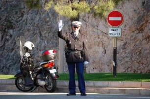 Monte Carlo - Polizeikontrolle : Monegassischer Verkehrspolizist mit Motrorrad im Zentrum von Monte Carlo. 2006