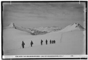 Stubaier Alpen. Auf dem Gaiskarferner links der Schussgrubenkogel (3211 Meter)