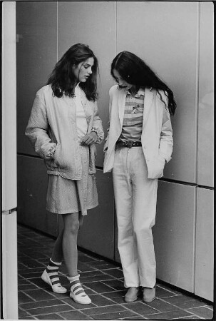 Zwei Mannequins (links Maren Schumacher) führen Mode vor