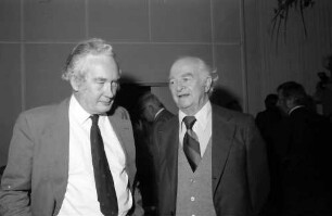 27. Tagung 1977 Chemiker; Sitzreihen im Theater: Sir Derek H. R. Barton, Linus C. Pauling