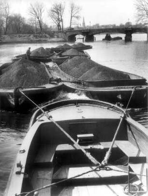 Kohle für Gaswerk Barmbek : Hamburg. Schleppkähne transportieren auf der Alster Kohle zum Gaswerk Barmbek