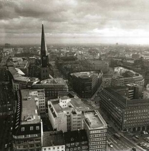 Hamburg, Blick vom Turm der Sankt-Petri-Kirche nach Südosten über die Stein- und Burchardstraße zur Jakobikirche