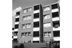 Wohnblock der Gemeinnützigen Wohnstättengenossenschaft eG Bad Oldesloe: davor Grünanlage