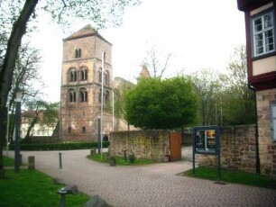 Ansicht von Nordosten über romanischen Glockenturm (Biforien)