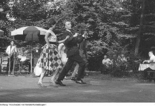 Dresden, Großer Garten?. Tanzvergnügen auf Bühne im Biergarten, 1964