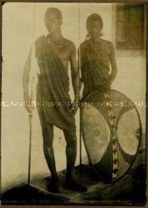 Zwei Massai-Männer mit Speeren und Schild