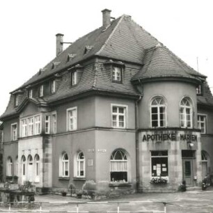 Berggießhübel (Bad Gottleuba-Berggießhübel), Paul-Linde-Platz 1. Wohnhaus mit Apotheke (um 1925). Eckansicht von Südwest