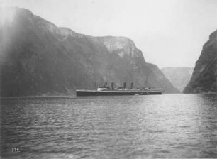 Hochseepassagierdampfer "Victoria Luise" im Fjord : Geirangerfjord (Norwegen). Hochseepassagierdampfer "Victoria Luise" im Fjord