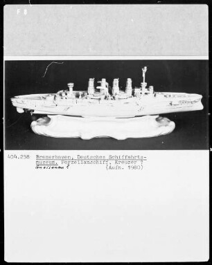 Porzellanmodell des Großen Kreuzers SMS Gneisenau