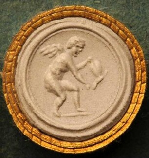 Cupido, der einen Schmetterling gefangen hat, läuft mit demselben (Daktyliothek, Supplement)