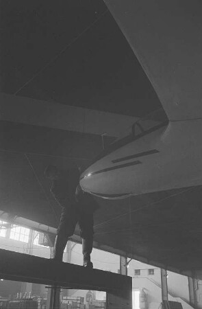 Aufbauarbeiten zur Leipziger Frühjahrsmesse, Arbeiter beim Montieren eines Segelflugzeuges