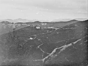 Berglandschaft : Blick über eine Berglandschaft mit einzelnen Gebäuden