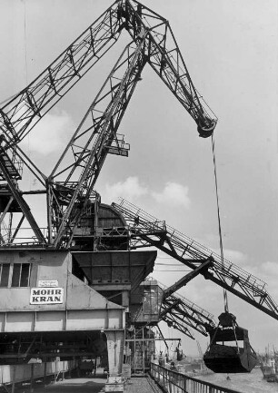 Hamburg-Grasbrook. Am werkseigenen Entladekai das Gaswerkes Grasbrook wird mit einem Kran Koks entladen
