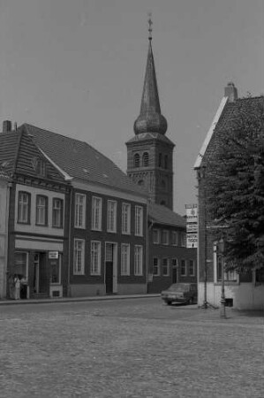 Kalkar: Straße am Marktplatz mit kleiner Kirche [evangelischer Kirche]