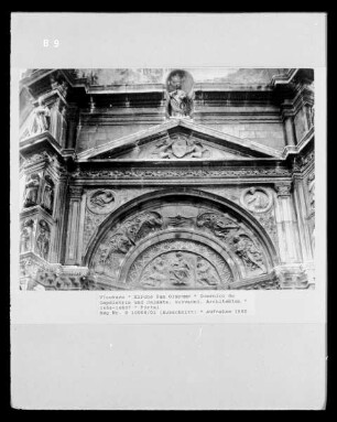 Madonna mit betenden Stifterfiguren und Heiligen, betende Engel und die Taube des heiligen Geistes in der Archivolte