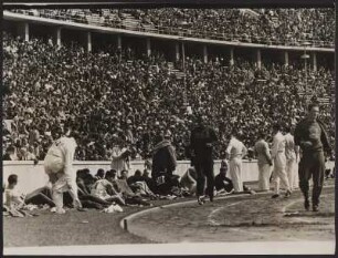 Jesse Owens und andere Sprinter auf der Laufbahn des Berliner Olympiastadions