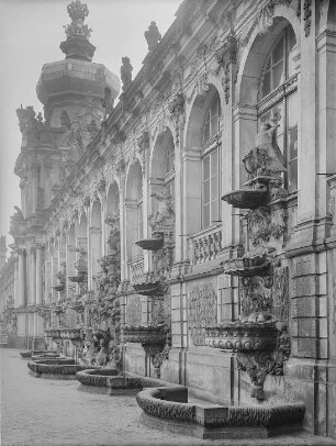 Zwinger. Langgalerie mit Kronentor, Hofseite. Teilansicht mit Wandbrunnen von Nordwesten, 1957