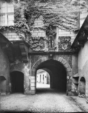 Oels, Schloss : Oels. Schloss Oels. Zweites Schlossportal mit Standbild Herzog Johannes. Ansicht vom ersten Portal aus