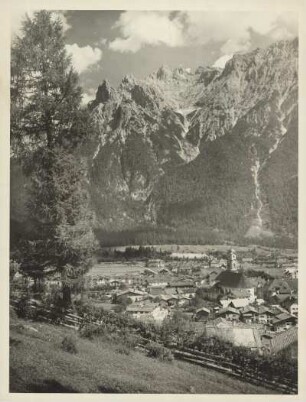 Oberbayern. Ansicht von Mittenwald mit der Pfarrkirche St. Peter und Paul in der Bildmitte. Im Hintergrund das Karwendelgebirge
