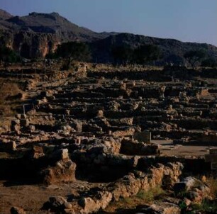 Kato Zakros. Palast. Blick von Süden: Bankettsaal, Westflügel mit Depots und Werkstätten