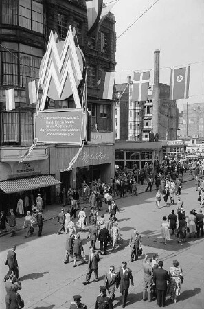 Die Petersstraße zur Mittagszeit während der Leipziger Herbstmesse 1955