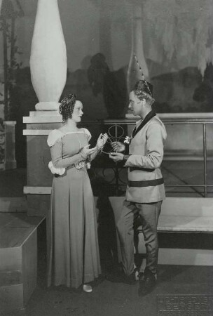 Manja Behrens als Rosalinde und Heinz Klingenberg als Orlando : Manja Behrens als Rosalinde und Heinz Klingenberg als Orlando in "Wie es Euch gefällt" von William Shakespeare. Schauspielhaus Dresden, 7. April 1938. Fotografie von Reinhard Berger