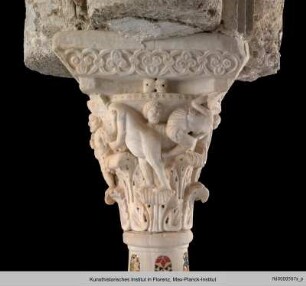 Kapitell mit Figuren - W4Sh78