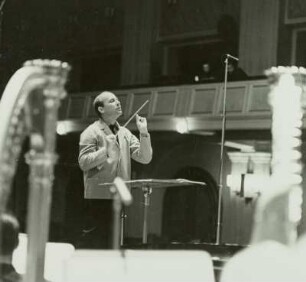 Der Komponist Hans Werner Henze als Dirigent während einer Konzertprobe. Aufnahme 1968. Fotografie von Evelyn Richter