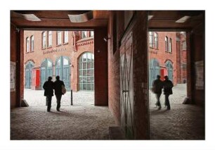 Durchgang zum Gelände der Kulturbrauerei Knaackstraße. Die Berliner Kulturbrauerei ist ein 25.000 m² großes Bauensemble. Sie steht mit ihren Höfen und ihrer einzigartigen Architektur seit 1974 unter Denkmalschutz und gehört zu den wenigen gut erhaltenen Berliner Industriearchitekturdenkmälern vom Ende des 19. Jahrhunderts.