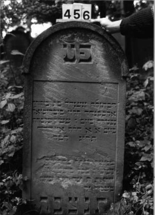 Grabstein 456 (Index: 99803745) Material: Sandstein Zustand: unten verwittert/Textverlust Maße HxBxT: 121x59x11 cm Beschreibung: Stele mit verdachtem Segmentbogen, profiliertem Rand, Giebelfeld: Grabstein 456