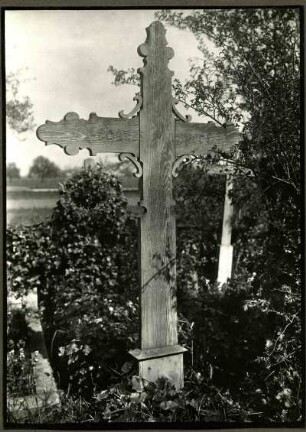 Friedhof. Grabkreuz aus Holz