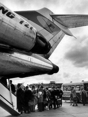 Hamburg-Fuhlsbüttel. Passagiere besteigen aus einem Shuttlebus kommend die bereit stehende Passagiermaschine des Typs Boeing 727 der Lufthansa