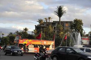Verkehr in Marrakesch : Straßenverkehr am Abend in Marrakesch, aufgenommen am 2.11.2008