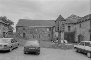 Goldbach-Weickersdorf (Kr.Bischofswerda). Vierseithof mit Gasthof "Erbgericht", Dorfstr.33/35. 1797. Seitengebäude (Hofansicht und Taubenhaus)