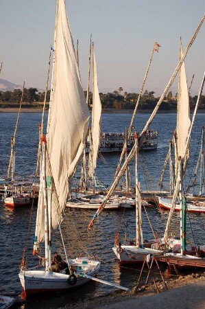 typische ägyptische Segelboote am Nilufer bei Luxor