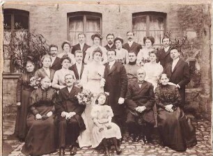 Gruppenporträt der Hochzeitsgesellschaft Hochzeit Haag - Koch