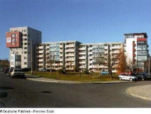 Wohnhäuser mit Büro der Wohnbau Nordwest Dresden (Nr. 10 b)