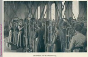 Fabrikarbeiterinnen bei der Herstellung von Kleineisenzeug