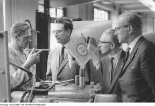 Auszeichnung von Aktivisten der ersten Stunde, Heinz Nicolaus im VEB Prefo, Heinz Fiedler am Telefon, Stadtrat Helmuth Welz, Übergabe einer Fahne aus Smolensk von Soldaten der Sowjetarmee, u.a., Mai-Juni 1965